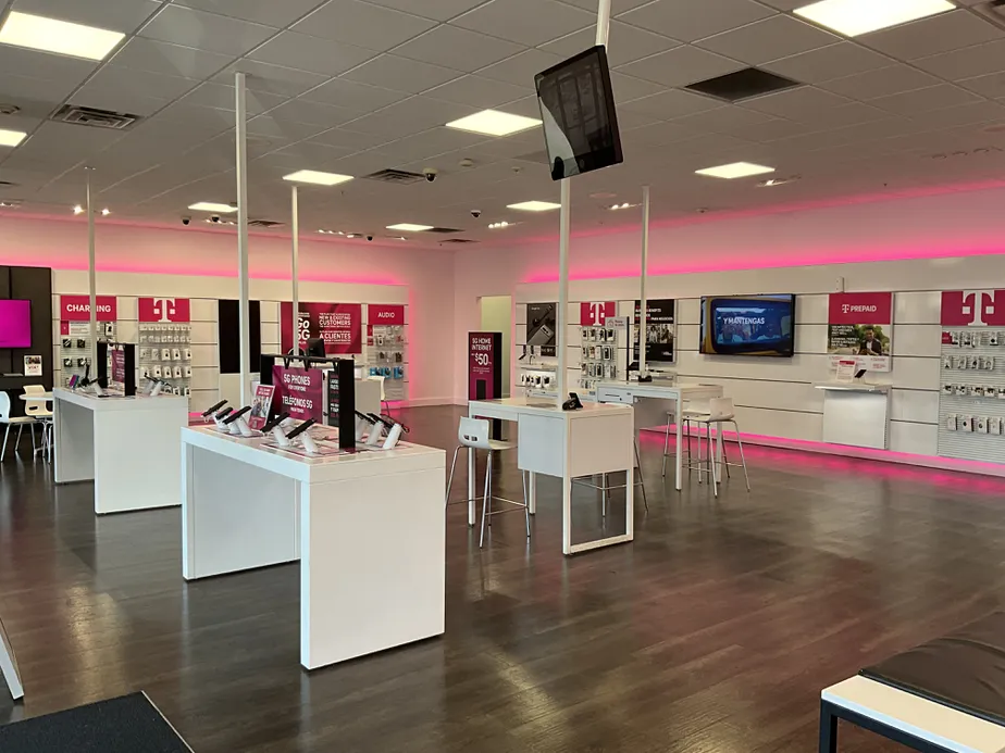 Foto del interior de la tienda T-Mobile en Whittier & Montebello Blvd, Montebello, CA