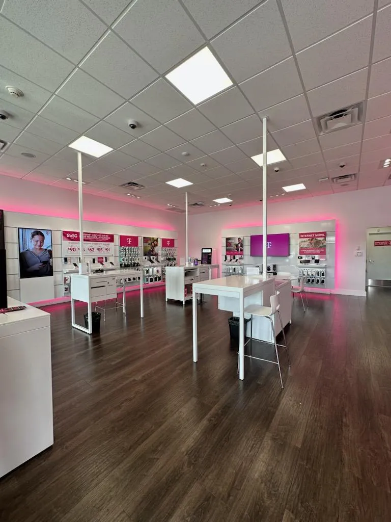 Foto del interior de la tienda T-Mobile en Montehiedra, San Juan, PR