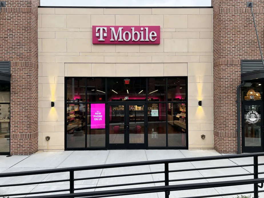 Foto del exterior de la tienda T-Mobile en Capitol Shopping Center, Concord, NH