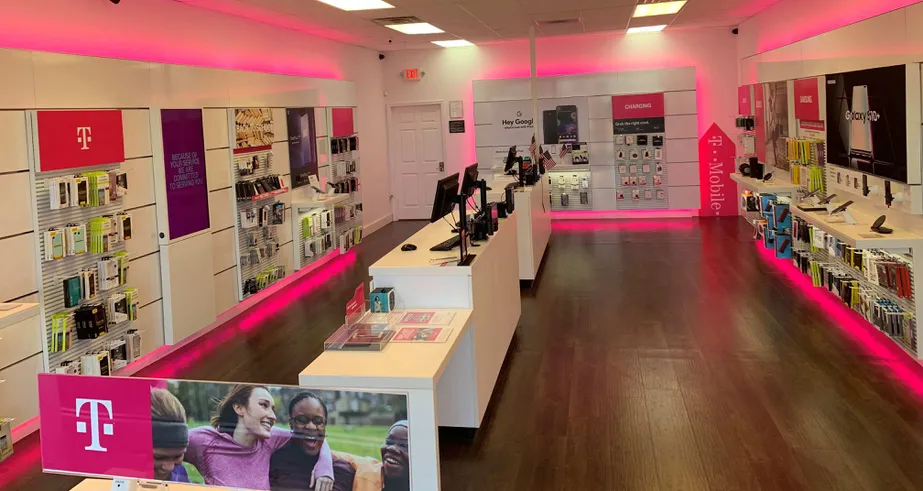 Foto del interior de la tienda T-Mobile en Melody Ln & Muskegon Dr, Greenfield, IN