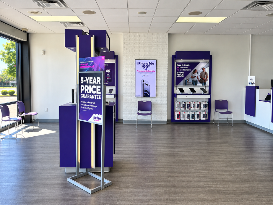 Metro by T-Mobile 5010 S. Hulen - 5010 S. Hulen 