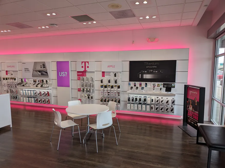 Foto del interior de la tienda T-Mobile en Macedonia Commons, Macedonia, OH