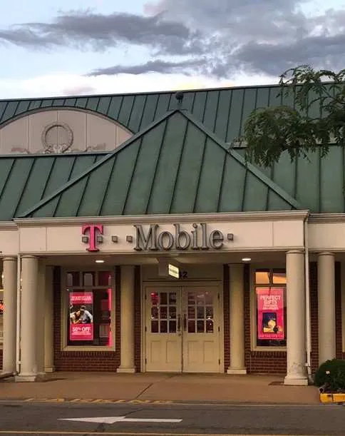 Exterior photo of T-Mobile store at Chippewa St & Hampton Ave, St Louis, MO