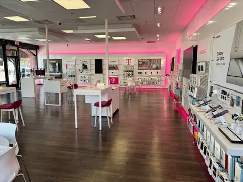 Foto del interior de la tienda T-Mobile en Main & Marine, Santa Monica, CA
