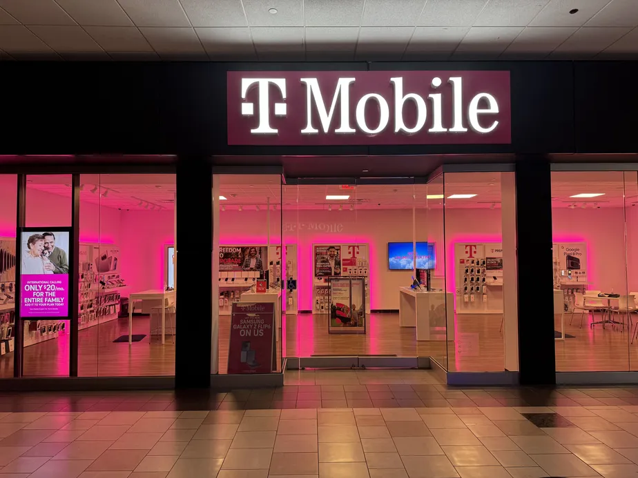  Exterior photo of T-Mobile Store at Town Center at Aurora, Aurora, CO 