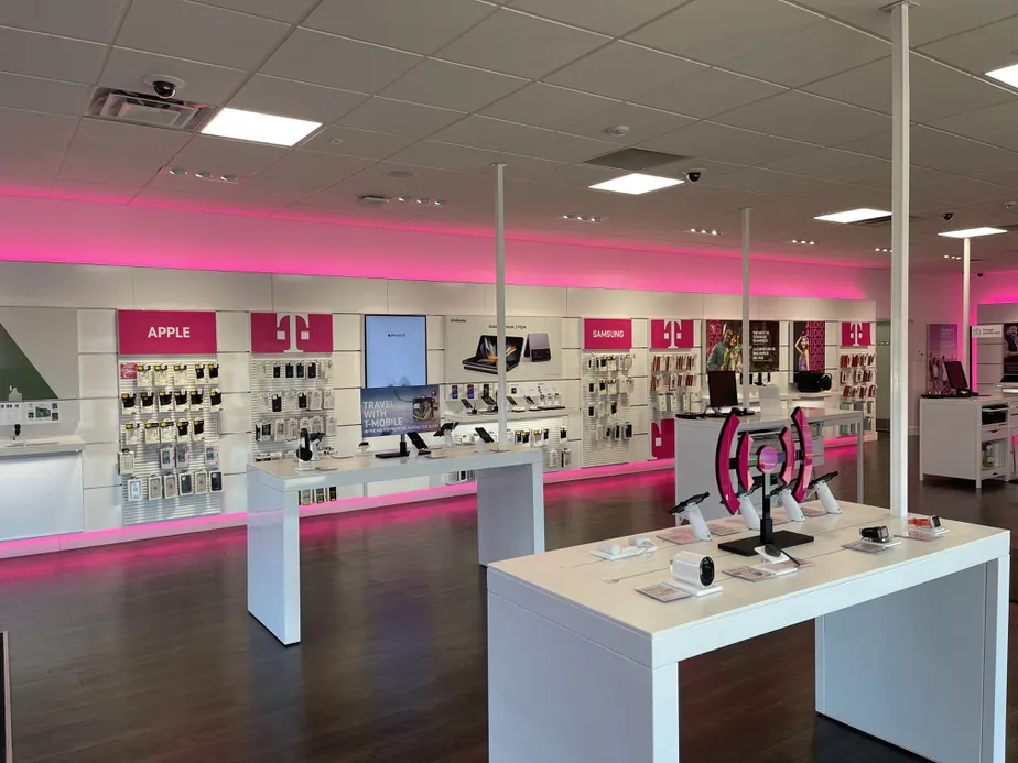 Foto del interior de la tienda T-Mobile en 31st & Garnett, Tulsa, OK