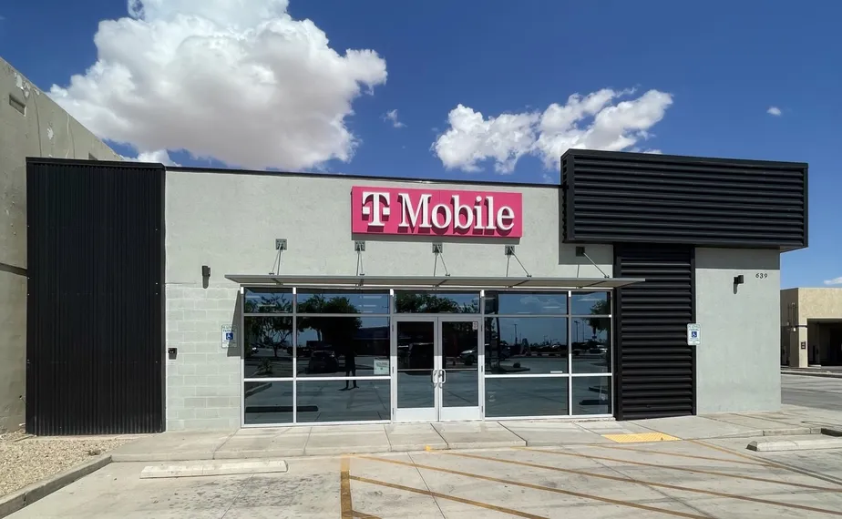  Exterior photo of T-Mobile Store at Main & B, San Luis, AZ 