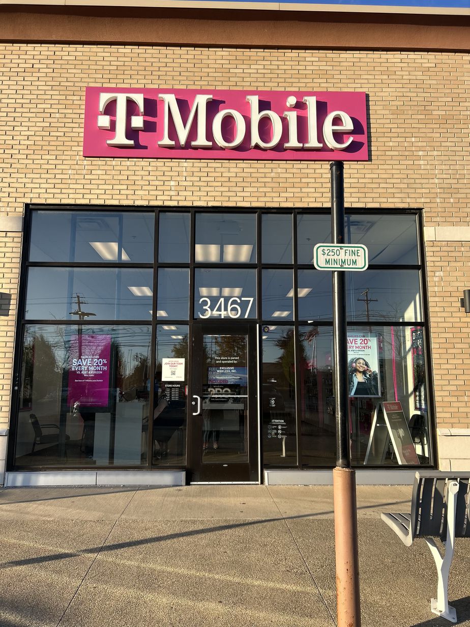 Exterior photo of T-Mobile Store at Center Rd & Old Eagle Dr, Brunswick, OH