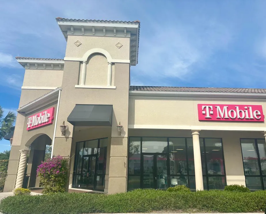  Exterior photo of T-Mobile Store at S Tamiami Trl & Andrea Ln, Fort Myers, FL 