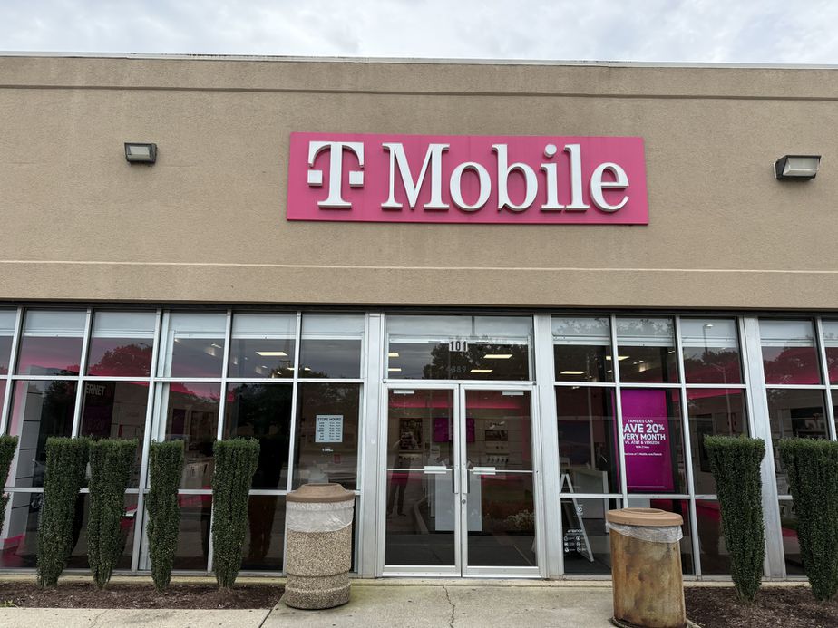 Exterior photo of T-Mobile Store at Silver Brook, Virginia Beach, VA