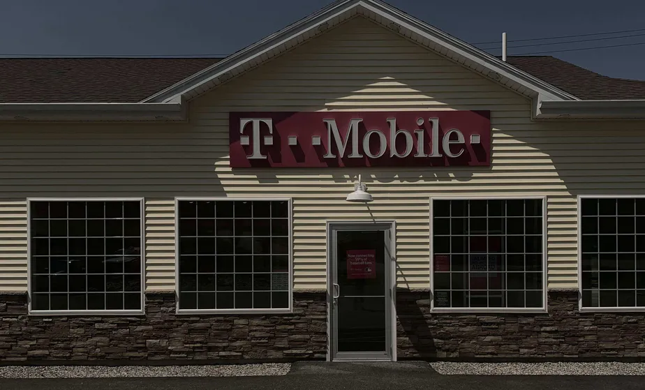 Exterior photo of T-Mobile store at Center St & E Dartmouth St, Auburn, ME