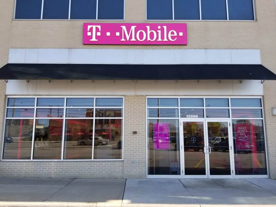  Exterior photo of T-Mobile store at Cedar Rd & Warrensville Center Rd, University Heights, OH 