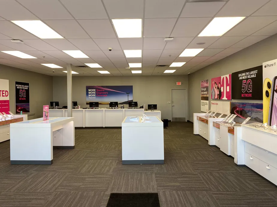 Foto del interior de la tienda T-Mobile en Rogers Dr & Commerce Blvd, Rogers, MN