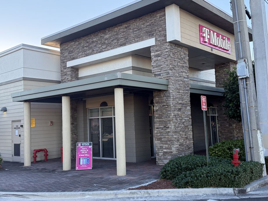 Exterior photo of T-Mobile Store at N Federal Hwy & Ne 15th Street, Ft Lauderdale, FL
