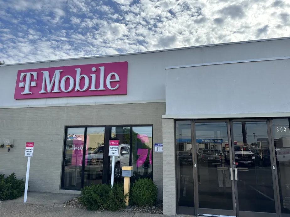  Exterior photo of T-Mobile Store at N Green River Rd & Plz E Blvd, Evansville, IN 