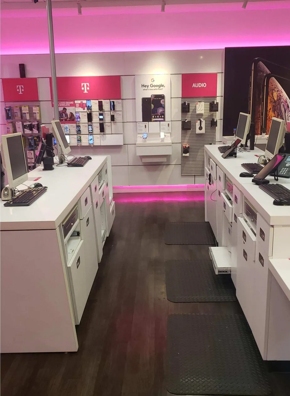 Foto del interior de la tienda T-Mobile en Valley River Center 3, Eugene, OR