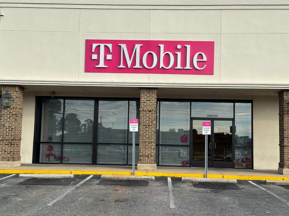 Exterior photo of T-Mobile Store at Airport & I-65, Mobile, AL