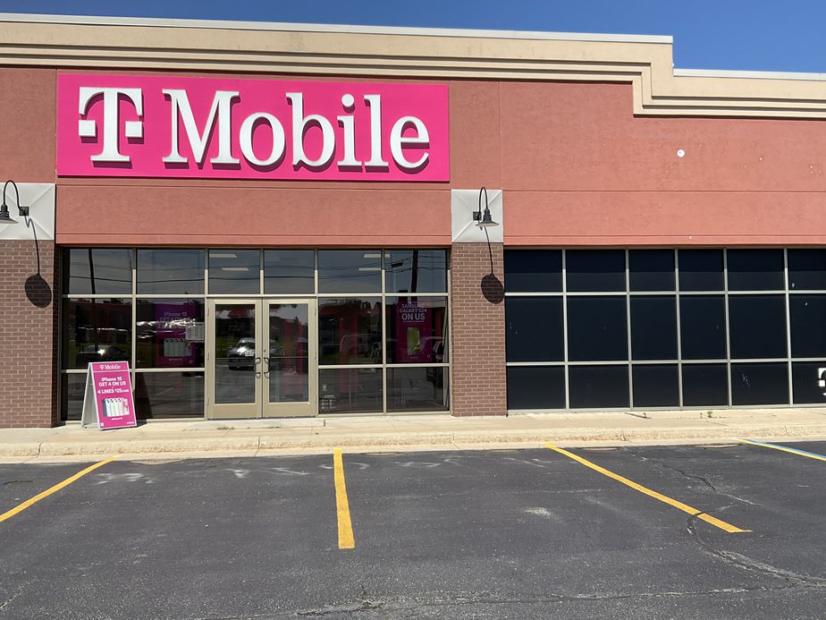 Exterior photo of T-Mobile Store at 4th St SW & Technology Pl, Waverly, IA