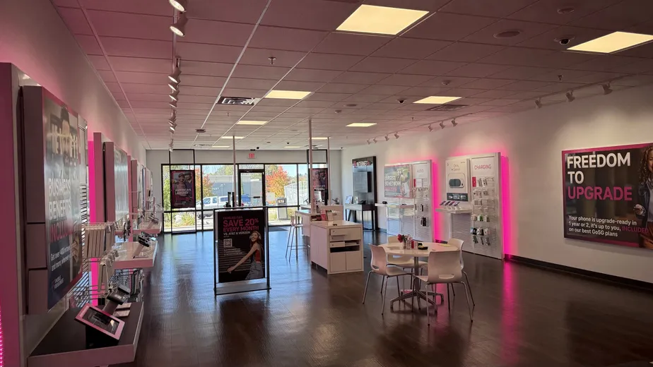  Interior photo of T-Mobile Store at Taylor Dr & Erie Ave, Sheboygan, WI 