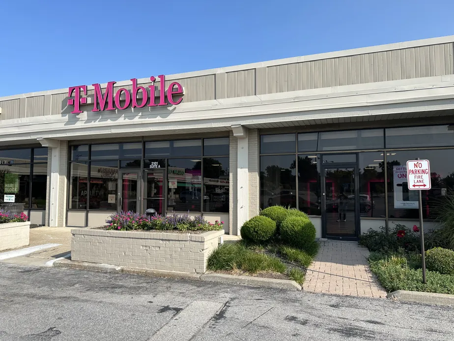  Exterior photo of T-Mobile Store at W Broadway & Highland Dr, Columbia, MO 