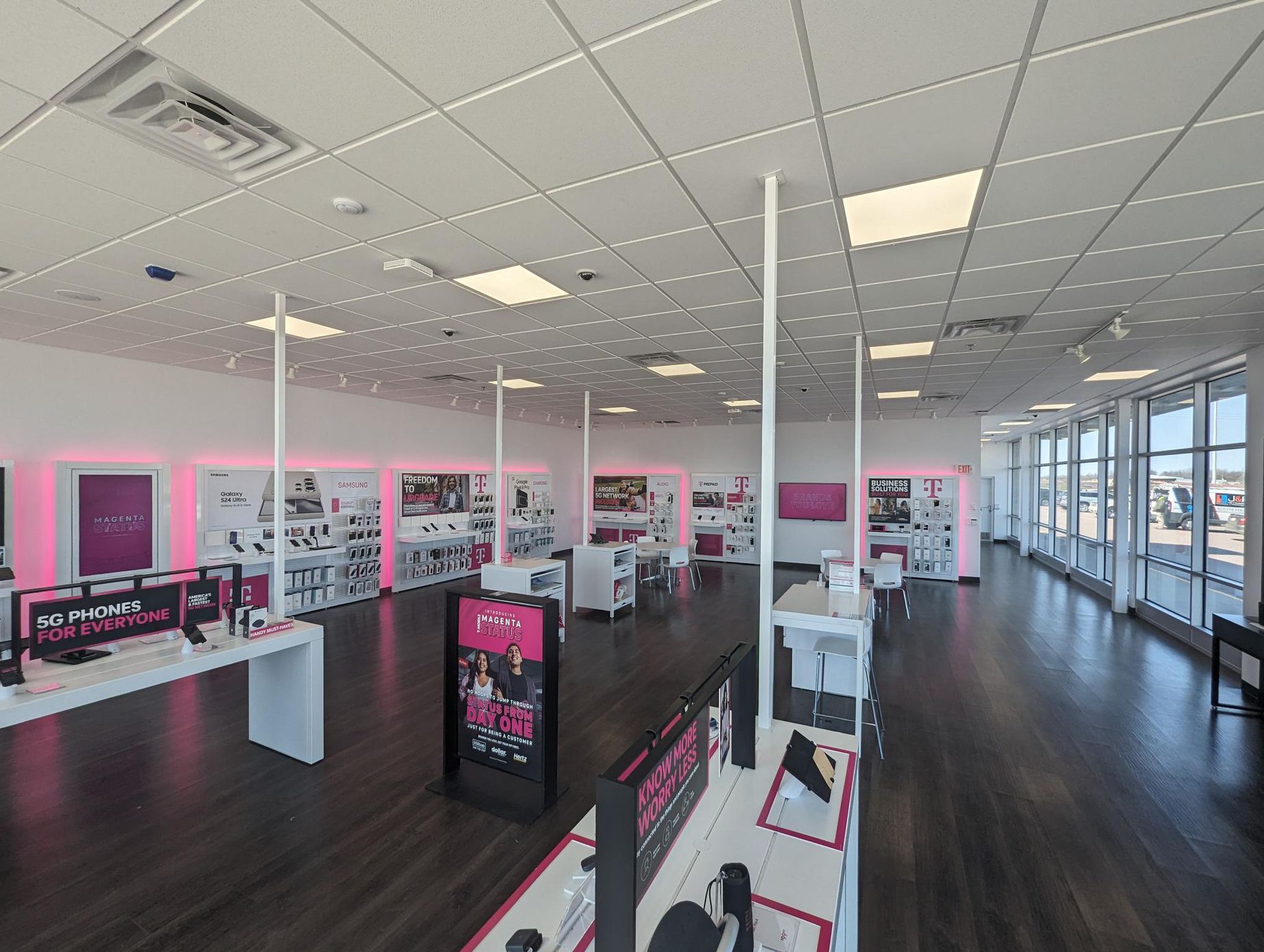 T-Mobile Dawley Farm Village: Neighborhood Store in Sioux Falls, SD