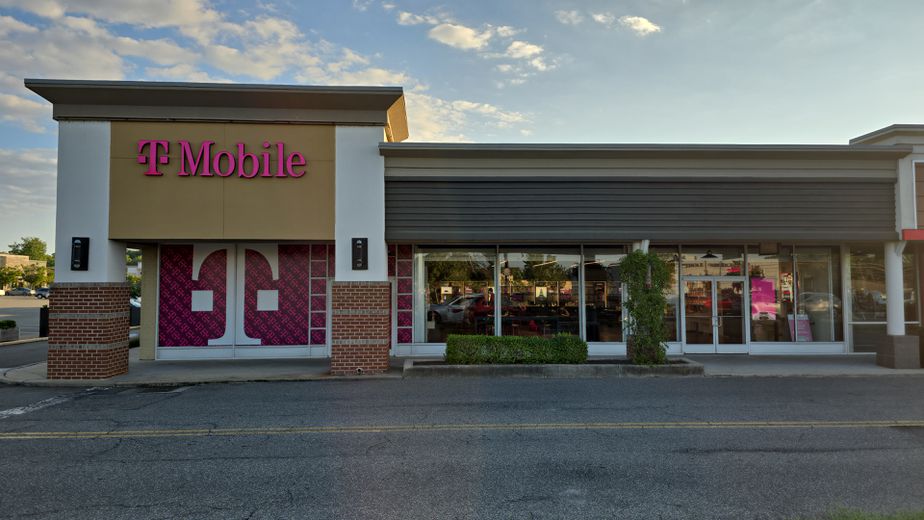 Exterior photo of T-Mobile Store at The Shops at Willow Lawn, Richmond, VA