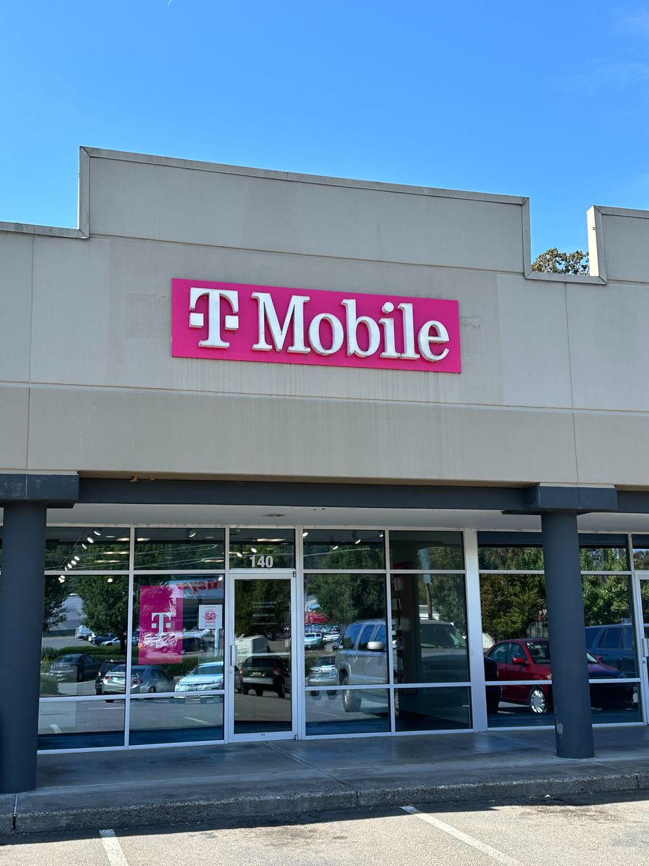 Exterior photo of T-Mobile Store at Commercial St & Neef, Salem, OR