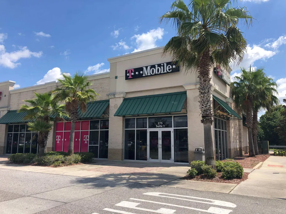 Exterior photo of T-Mobile store at Lake Underhill & Chickasaw, Orlando, FL