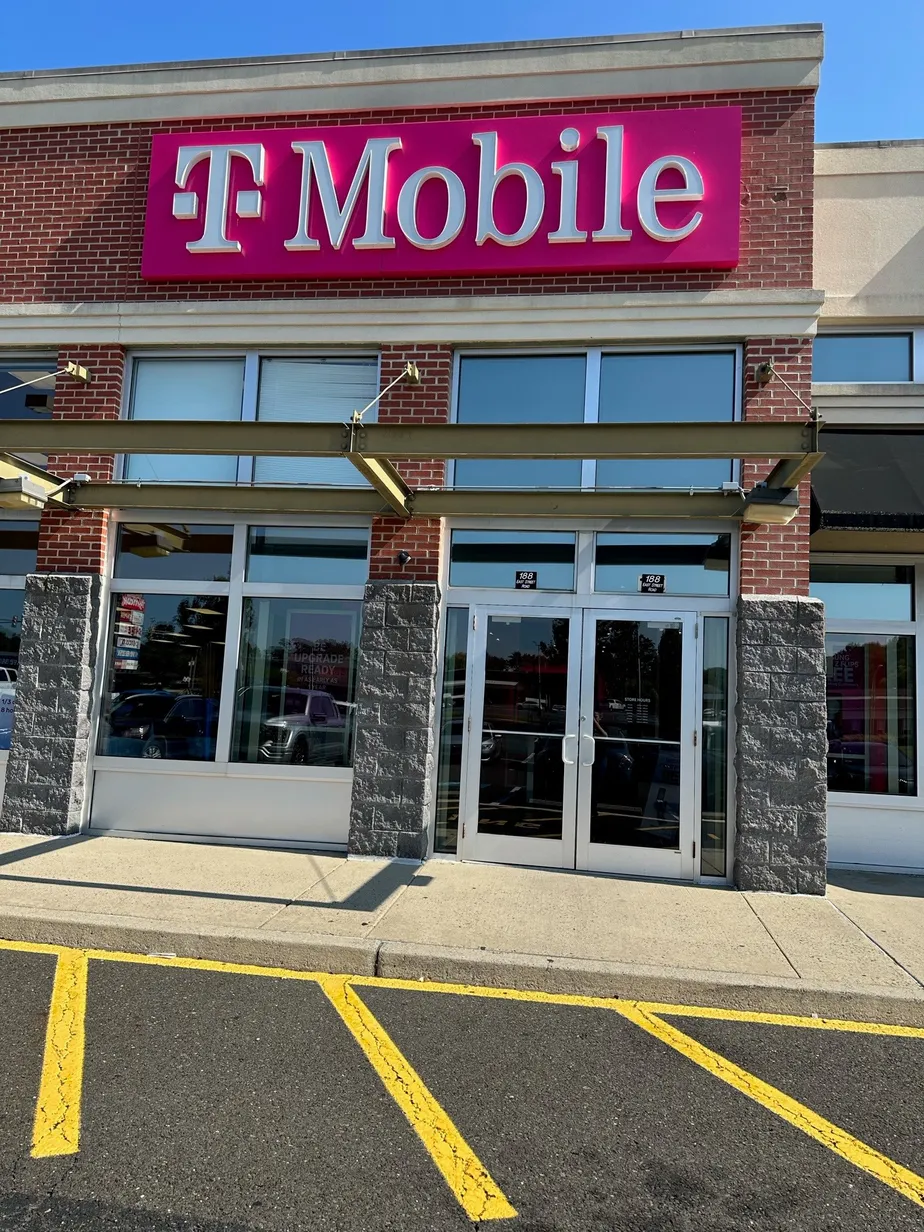 Foto del exterior de la tienda T-Mobile en Lower Southampton Village, Feasterville Trevose, PA