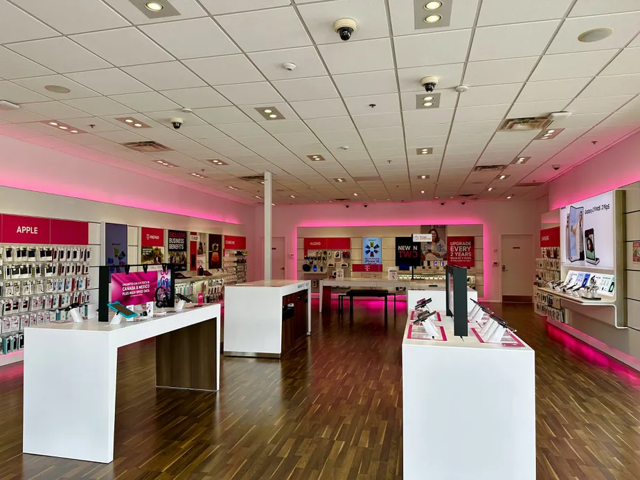 Foto del interior de la tienda T-Mobile en Pines & I-75, Pembroke Pines, FL