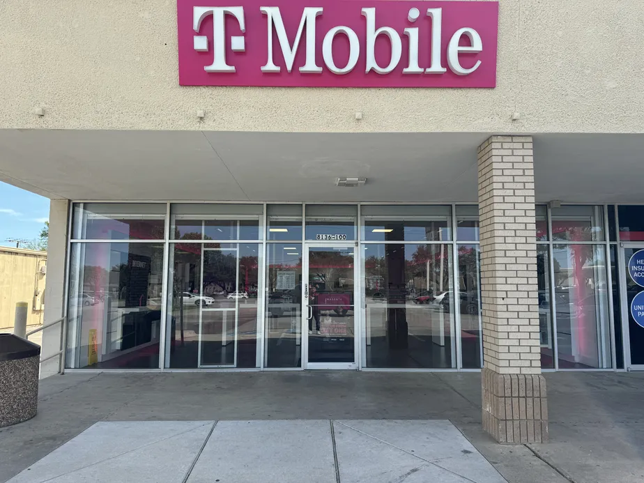 Foto del exterior de la tienda T-Mobile en Spring Valley Rd & Coit, Dallas, TX