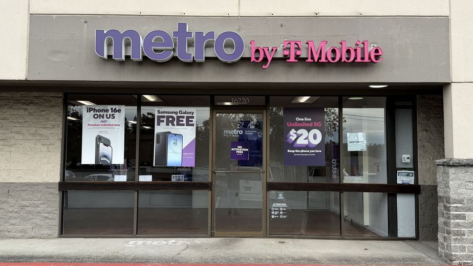Metro by T-Mobile 16220 SE McLoughlin Blvd - 16220 SE McLoughlin Blvd
