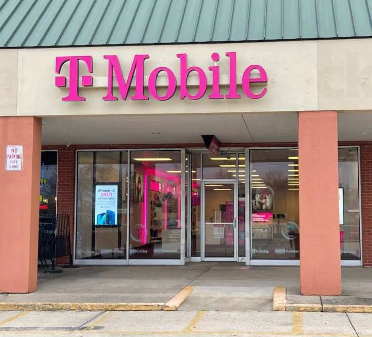 Exterior photo of T-Mobile store at W Broadway & Fairview Park 2, Centralia, IL