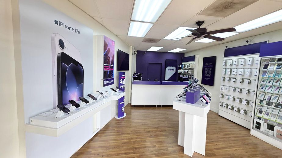 Metro by T-Mobile 835 NE Green Oaks Blvd - 835 NE Green Oaks Blvd 
