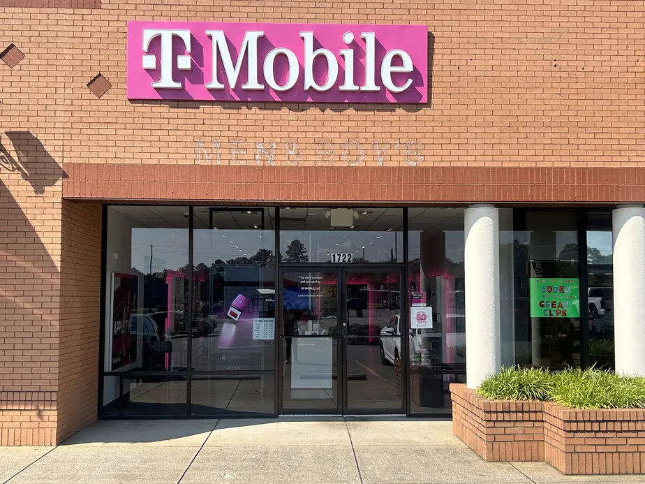  Exterior photo of T-Mobile Store at Mcfarland Blvd & Hwy 69 N, Northport, AL 