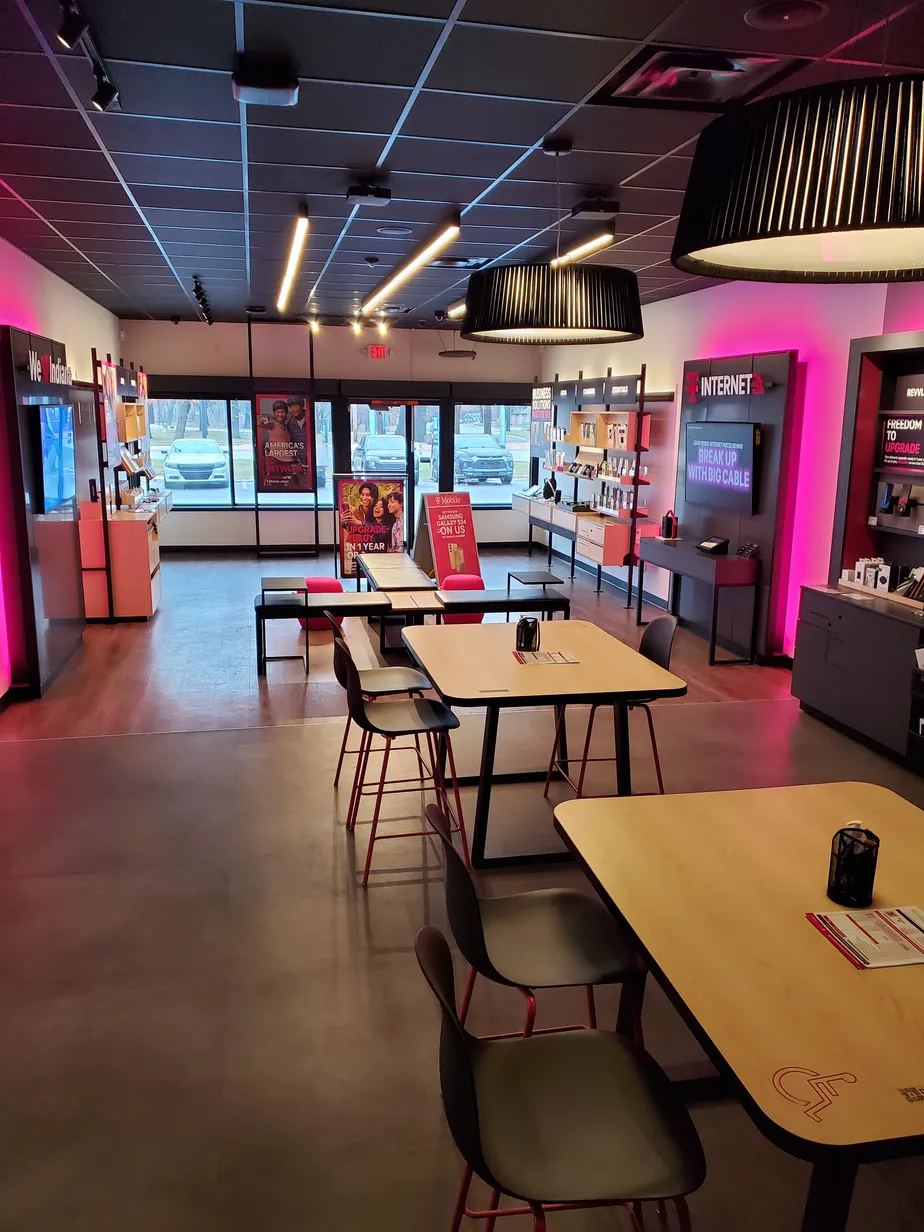 Foto del interior de la tienda T-Mobile en Michigan & Plymouth Goshen, Plymouth, IN