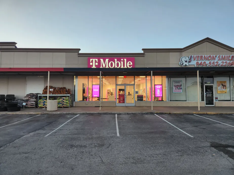  Exterior photo of T-Mobile Store at College & Hillcrest, Vernon, TX 