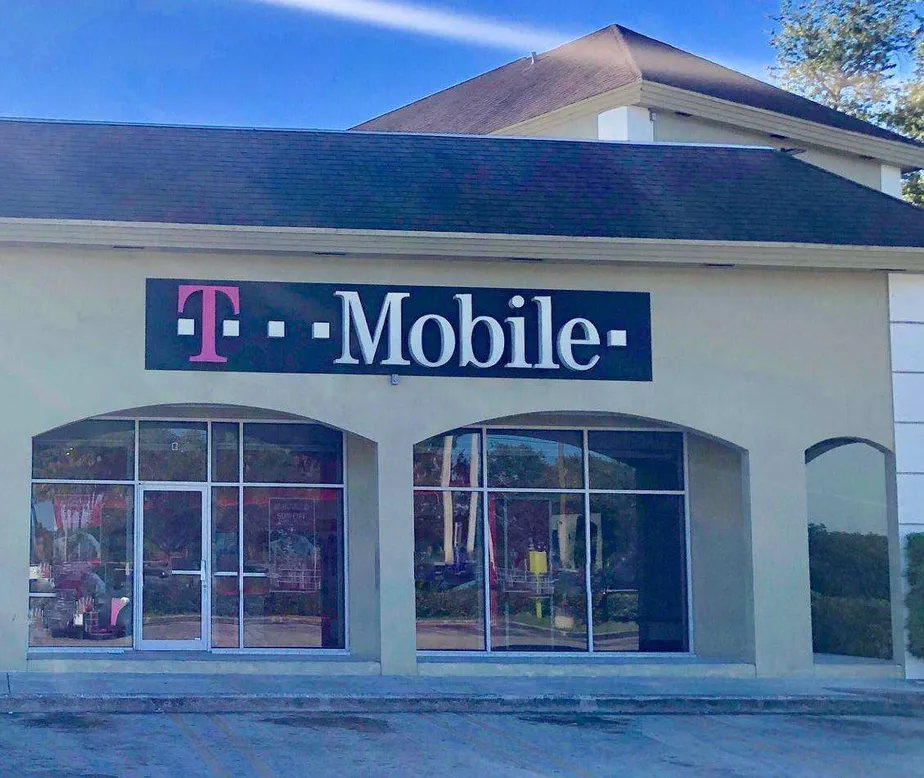 Exterior photo of T-Mobile store at South Dixie Highway, Palmetto Bay, FL