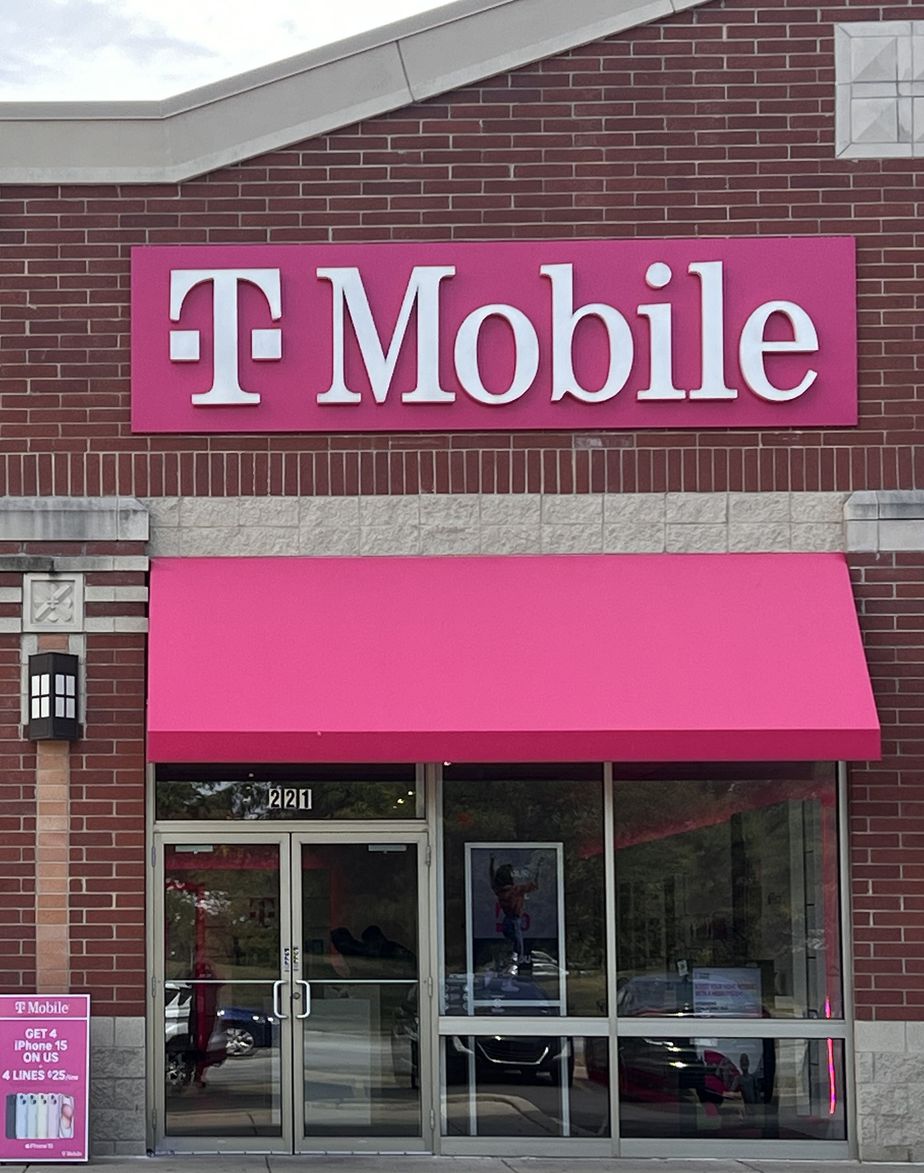 Exterior photo of T-Mobile Store at Roosevelt & Highland, Lombard, IL