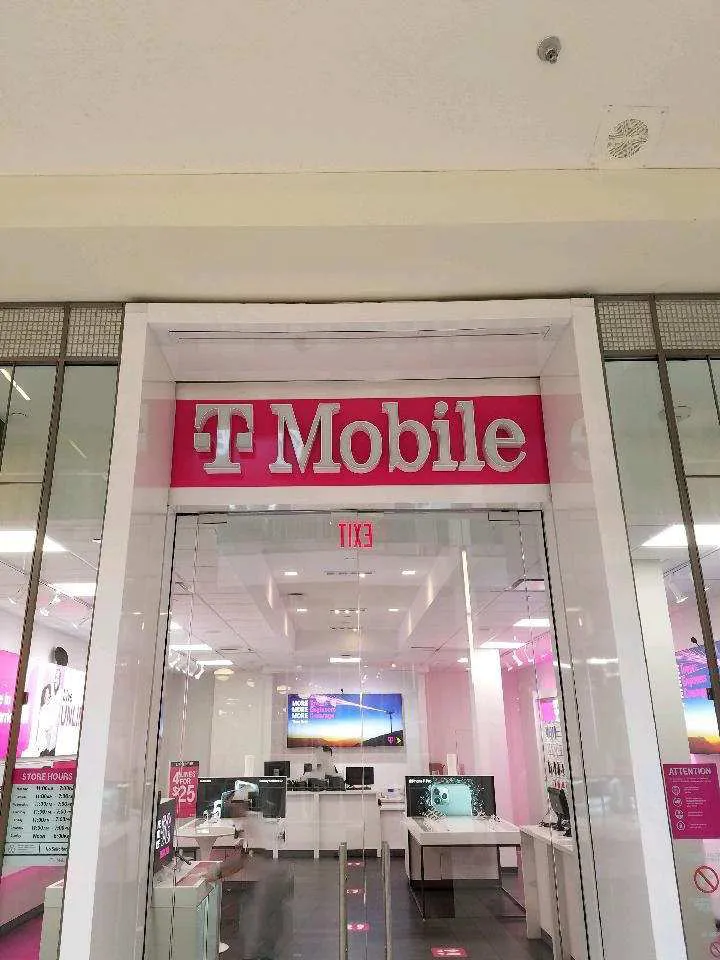 Exterior photo of T-Mobile store at Vancouver Mall 3, Vancouver, WA