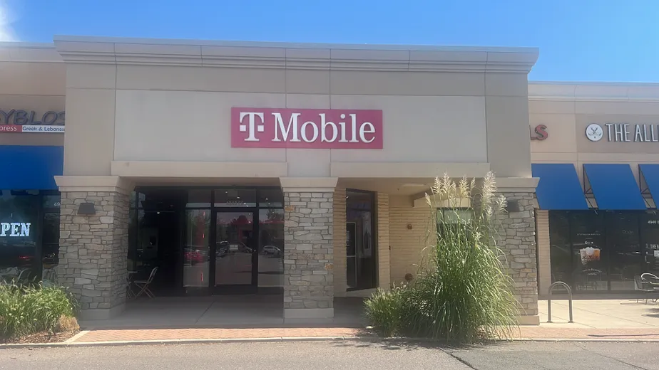  Exterior photo of T-Mobile Store at Yosemite & Bellevue, Greenwood Village, CO 