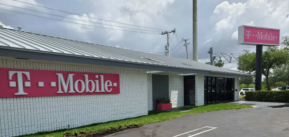 Exterior photo of T-Mobile store at 87th & 12th Street, Doral, FL