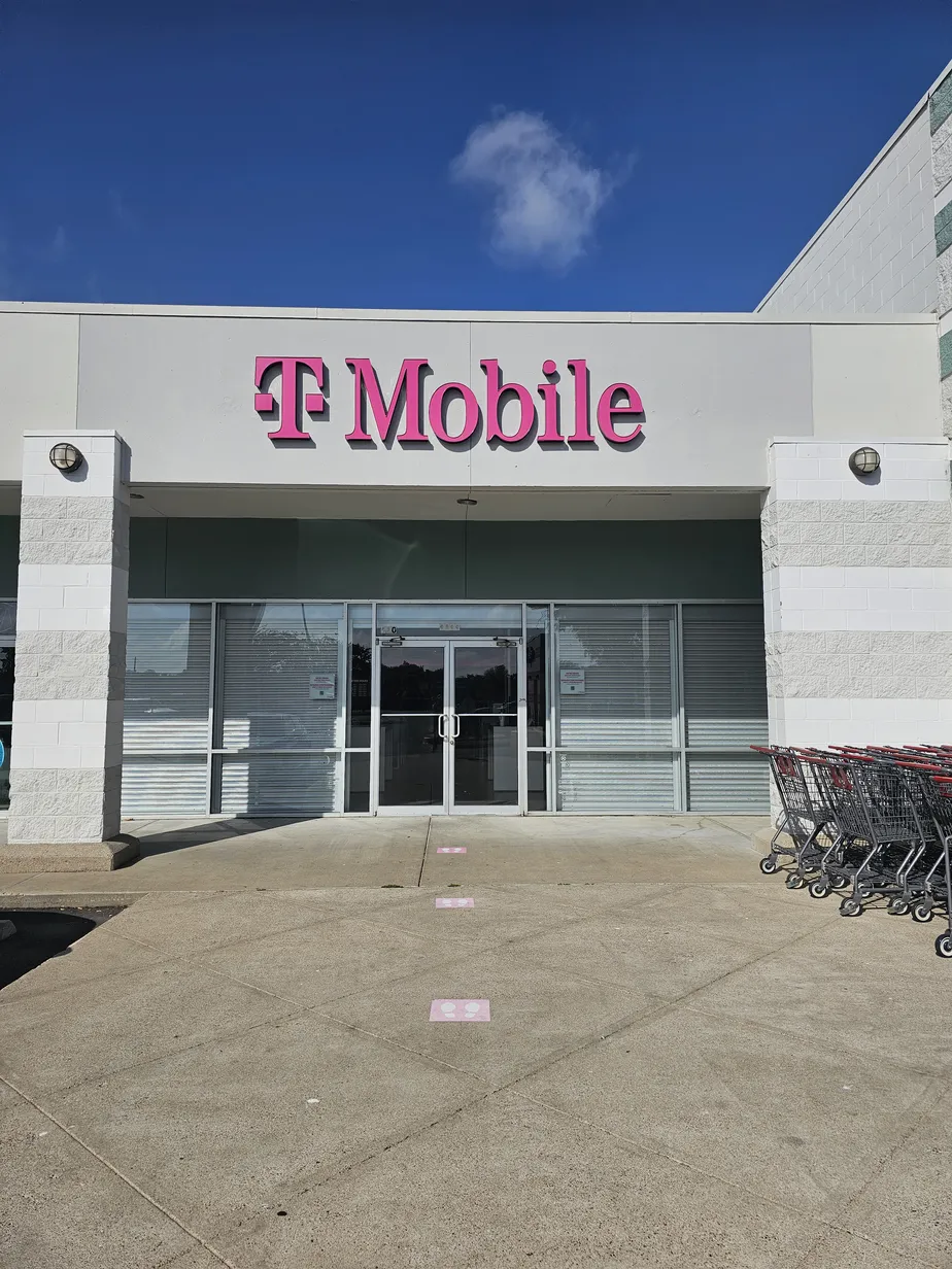Exterior photo of T-Mobile Store at Alameda & Glazebrook, Corpus Christi, TX