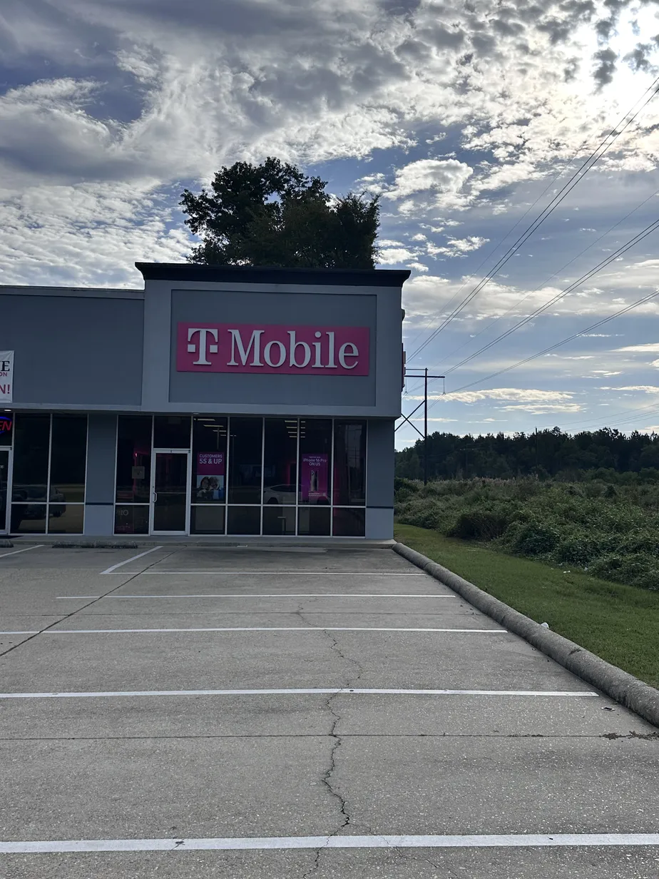  Exterior photo of T-Mobile Store at Hwy 16 & Versailles Ave, Denham Springs, LA 