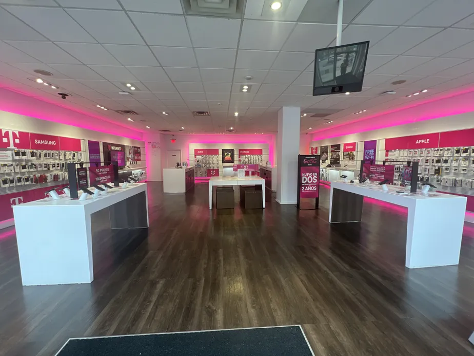 Foto del interior de la tienda T-Mobile en Southern Blvd & Aldus St, Bronx, NY