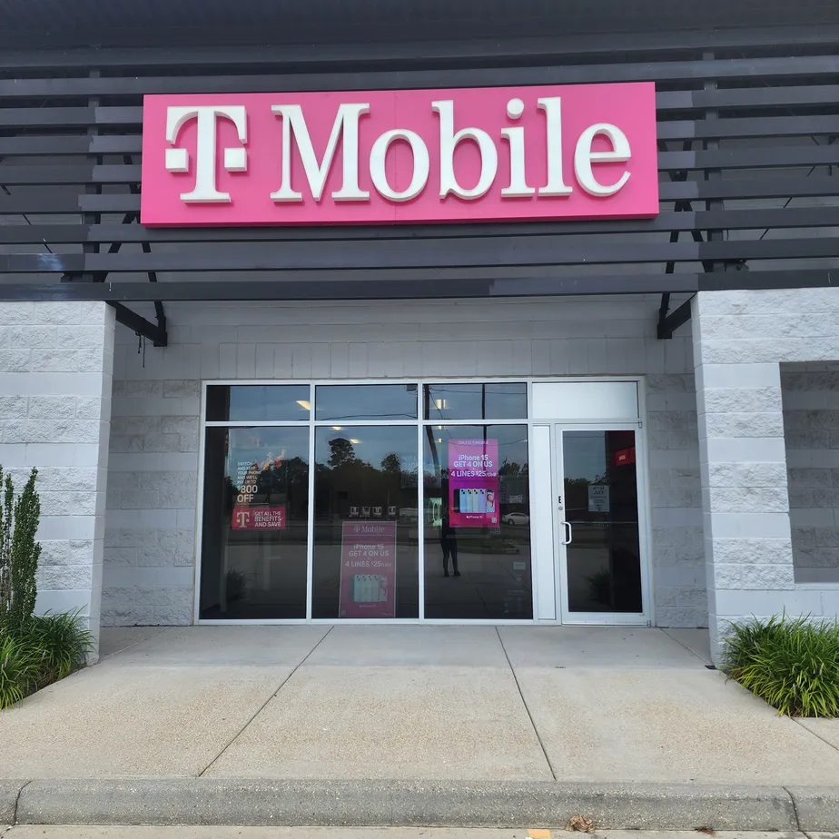  Exterior photo of T-Mobile Store at Airline Hwy & LA 42, Prairieville, LA 