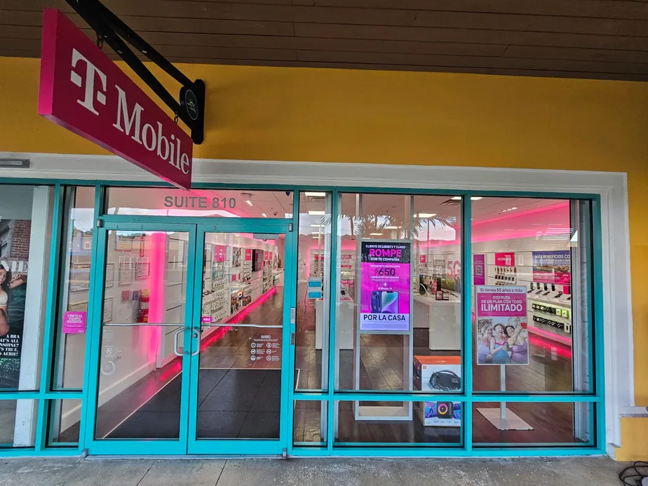 Foto del exterior de la tienda T-Mobile en Puerto Rico Premium Outlets, Barceloneta, PR