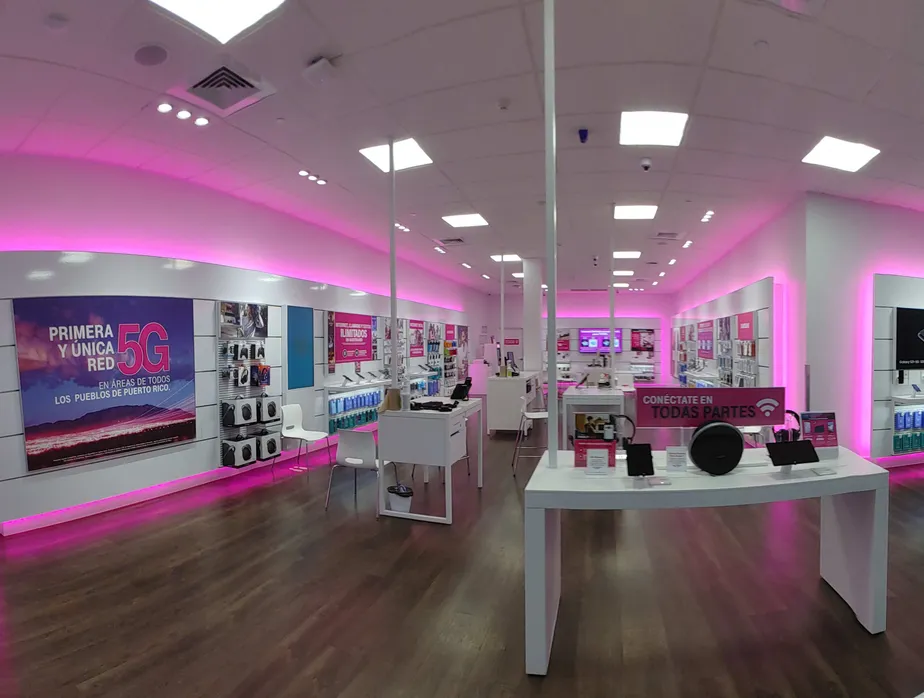 Foto del interior de la tienda T-Mobile en Aguadilla Mall 2, Aguadilla, PR