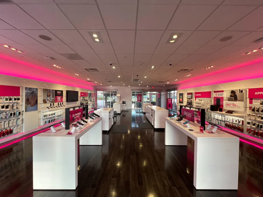 Foto del interior de la tienda T-Mobile en N Federal Hwy & Ne 15th Street, Ft Lauderdale, FL