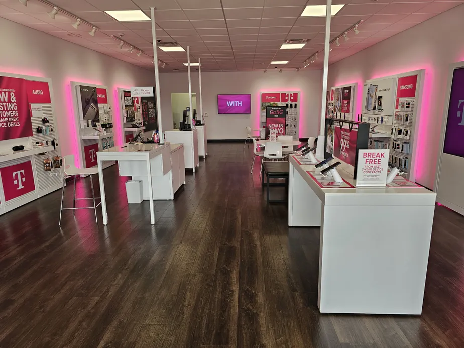 Foto del interior de la tienda T-Mobile en Lexington Ave & S Trimble Rd, Mansfield, OH